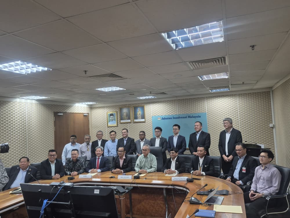 Signing Moa With Mdi photo