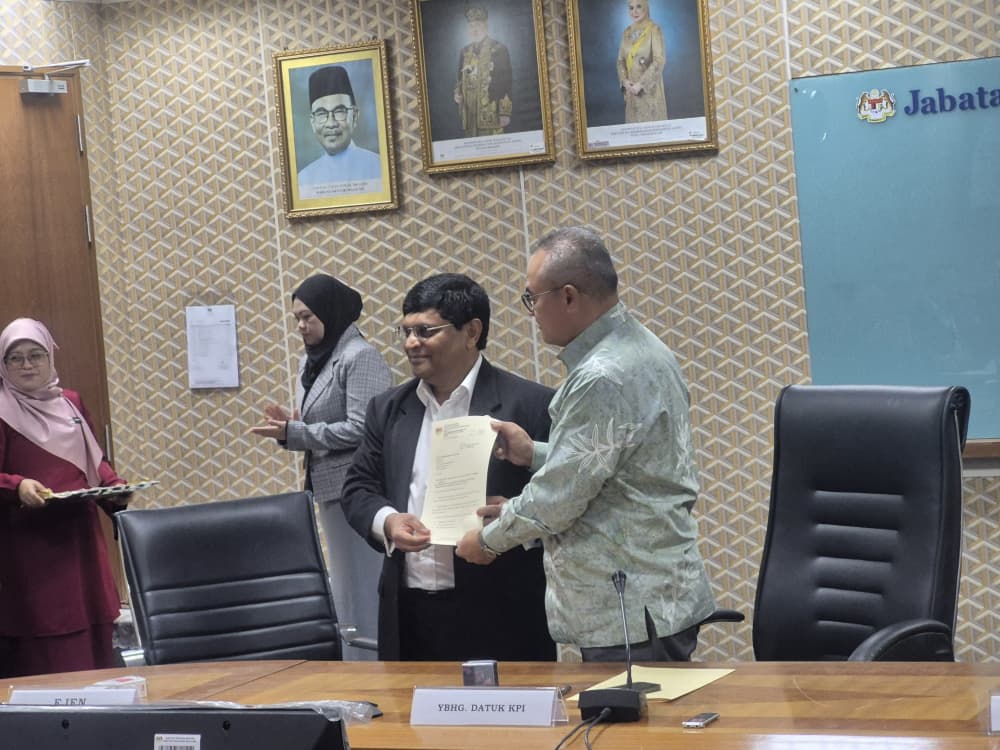 Signing Moa With Mdi photo