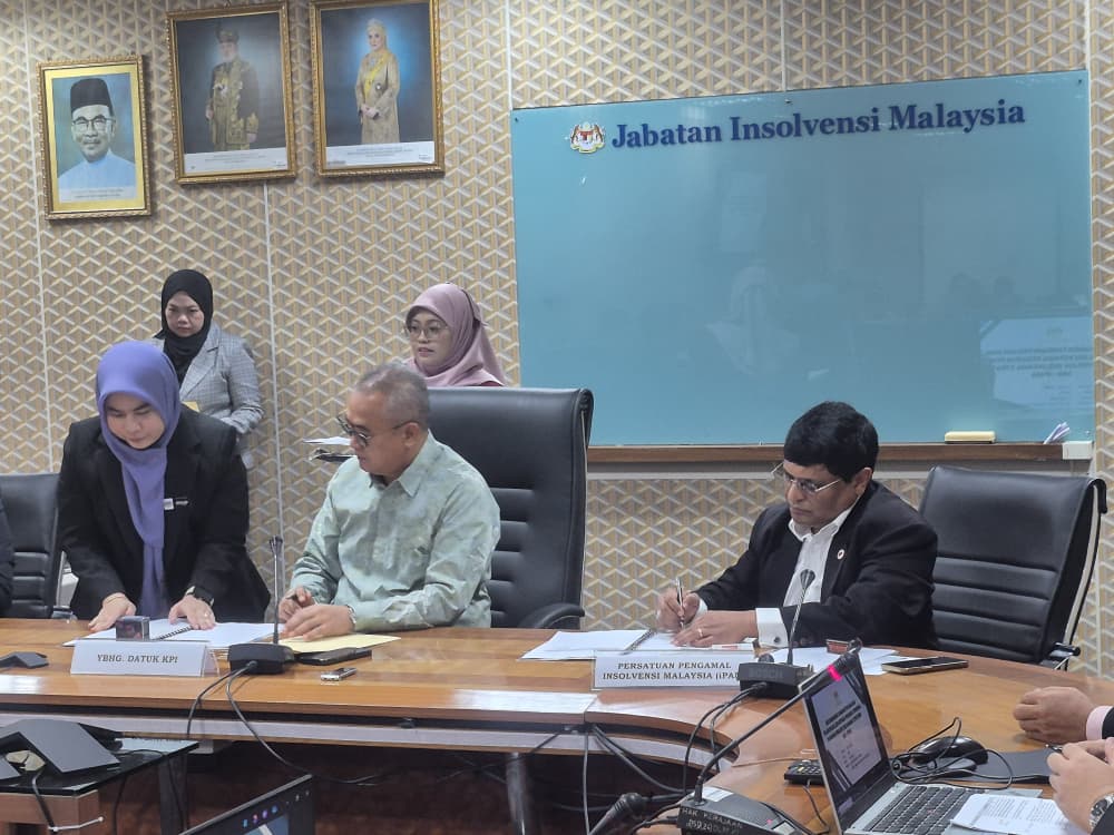 Signing Moa With Mdi photo