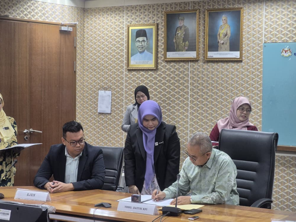 Signing Moa With Mdi photo