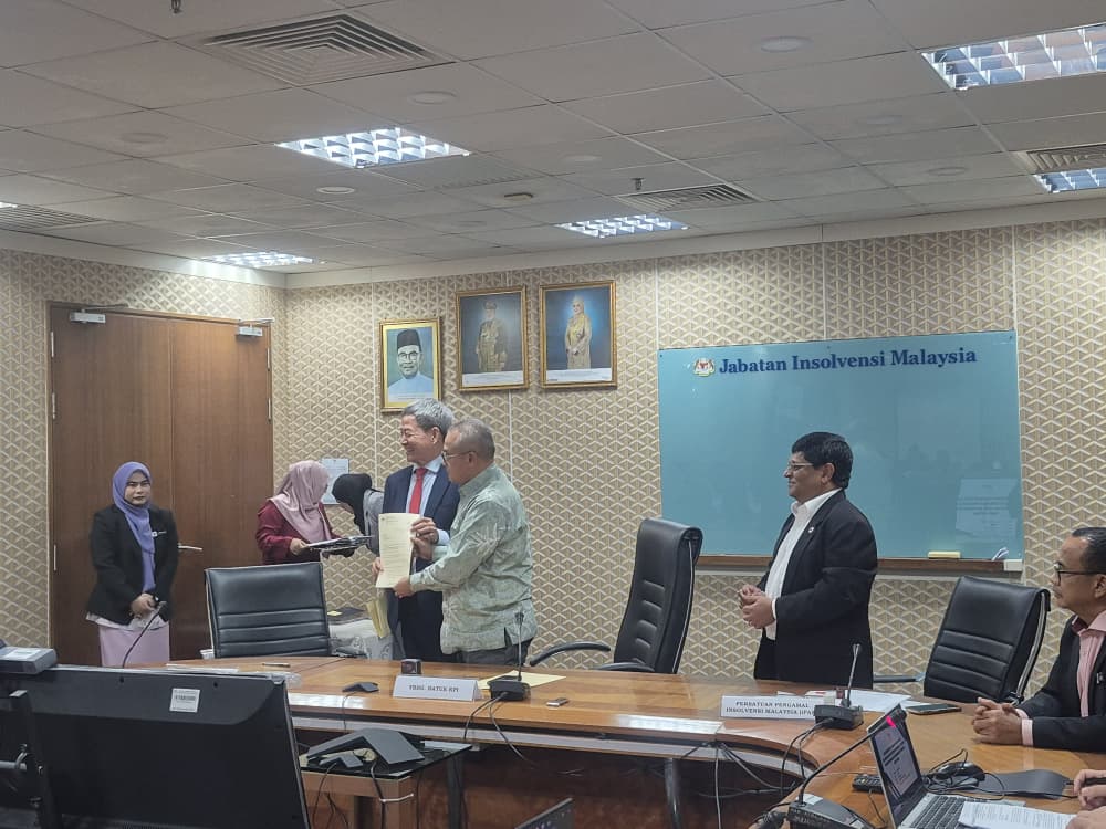 Signing Moa With Mdi photo