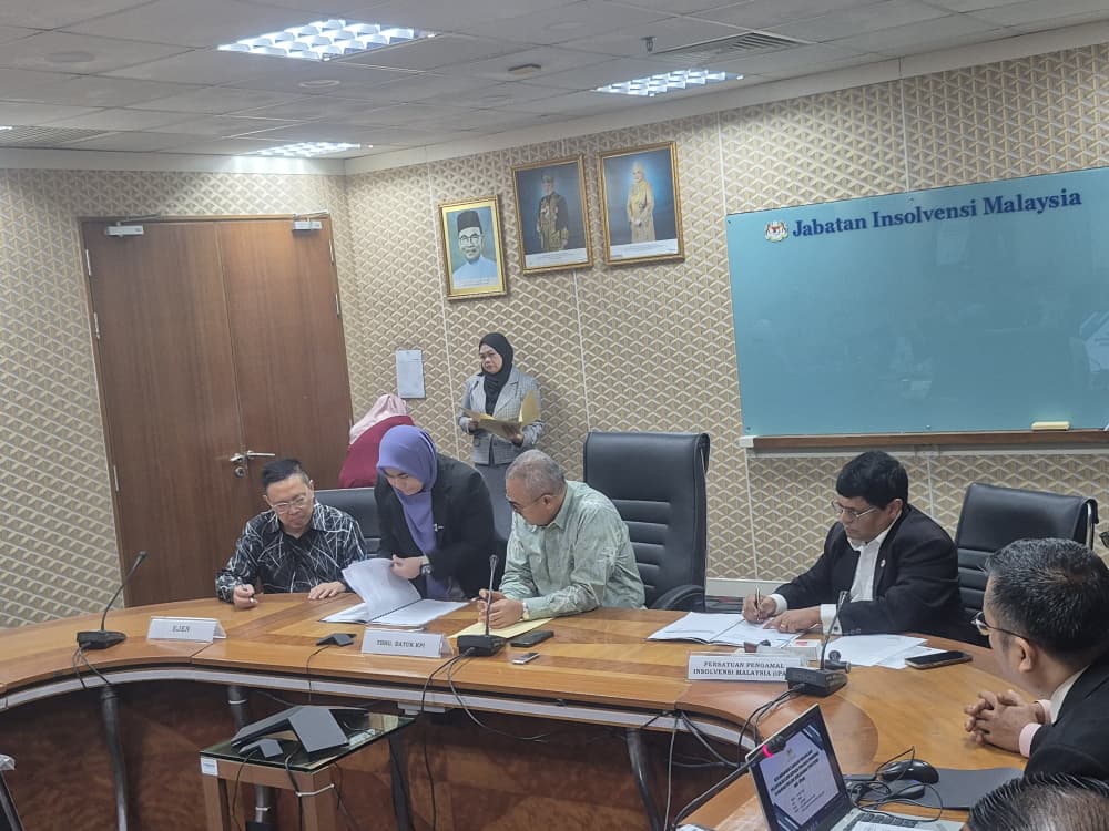 Signing Moa With Mdi photo